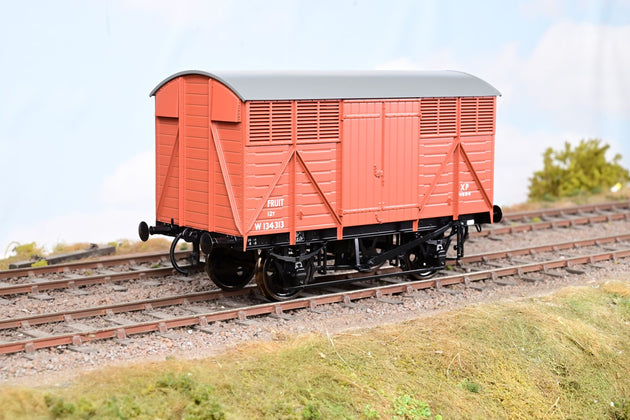 Dapol O Gauge 7F-067-002 BR Bauxite 12T Fruit A Van No.B134313 - Boxed