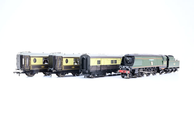Hornby OO Gauge R3300 Sir Winston Churchill's Funeral Train Pack w/ Battle of Britain No.34051 'Winston Churchill' + 3 Coaches - Limited Edition, Boxed
