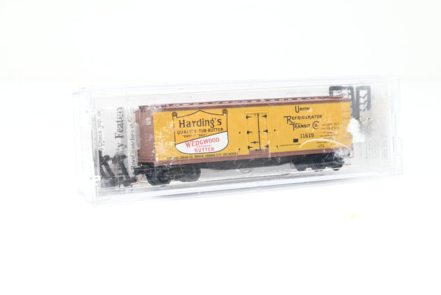Micro-Trains N Gauge 04900540 Harding's Butter Yellow & Brown 40ft Double-Sheathed Wood Reefer w/ Vertical Brake Wheel No.11619 - Boxed
