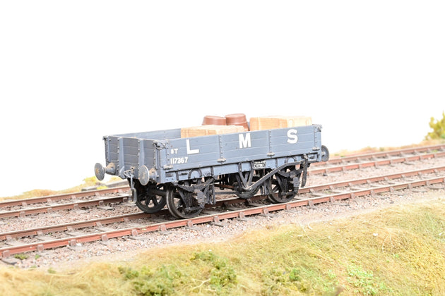 Kit Built O Gauge LMS Dark Grey 8T 3-Plank Open Wagon w/ Crate & Barrel Load No.117367 - Unboxed