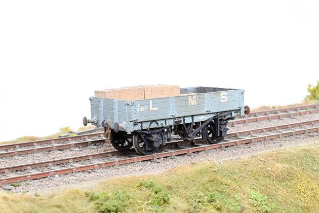 Kit Built O Gauge LMS Grey 8T 3-Plank Open Wagon w/ Crate Load No.9367 - Unboxed