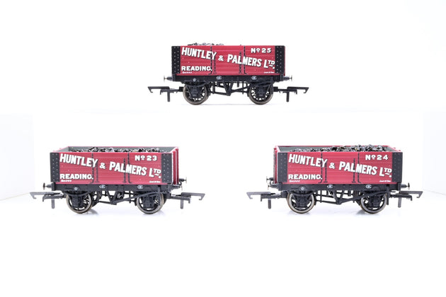 Hornby OO Gauge R3686 'Peckett Locomotive & Wagons' Pack w/ W4 Peckett  & 3 Open Wagons - Limited Edition, Boxed