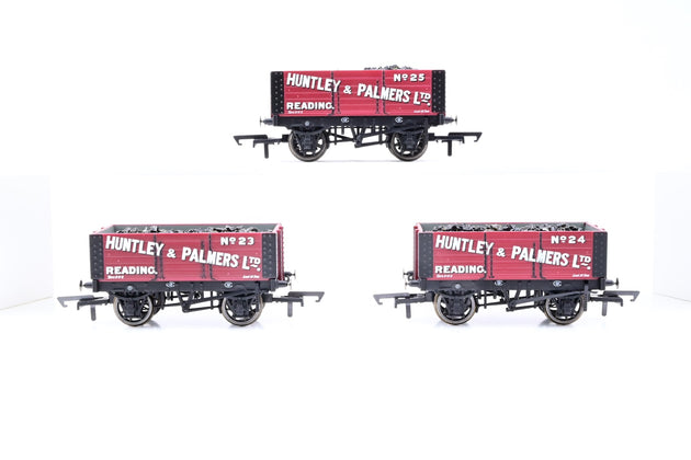 Hornby OO Gauge R3686 'Peckett Locomotive & Wagons' Pack w/ W4 Peckett  & 3 Open Wagons - Limited Edition, Boxed