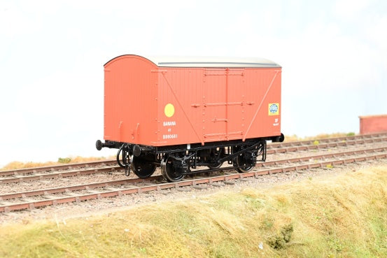 Dapol O Gauge 7F-016-006 BR Bauxite 'Fyffes Bananas' 8T Covered Banana Van No.B880681 - Boxed