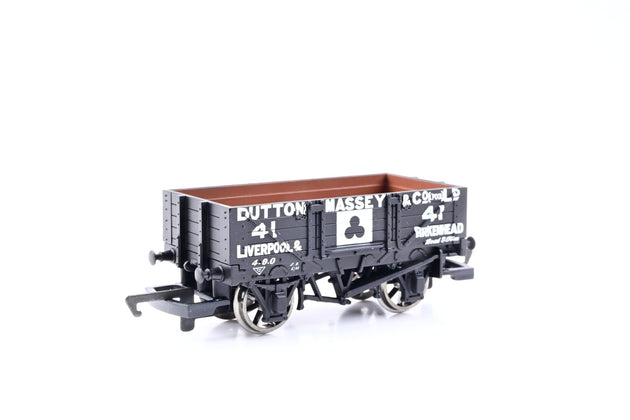 Hornby OO Gauge R6198 'Dutton Massey' Black 4-Plank Wagon No.41 - Boxed