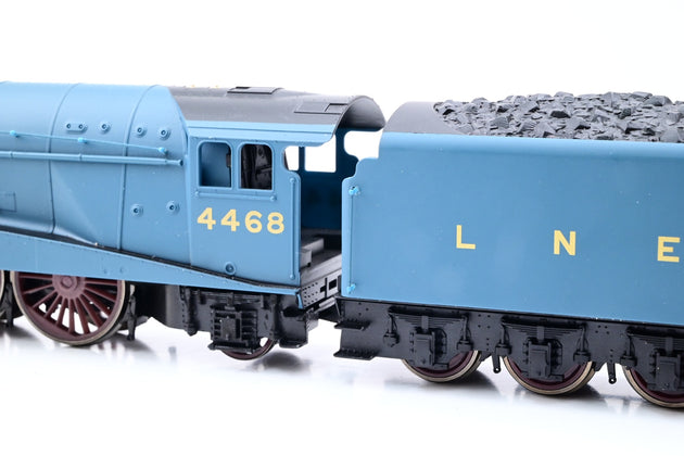 Hornby OO Gauge R3371 LNER Blue Class A4 No.4468 'Mallard' - Railroad Edition, Boxed